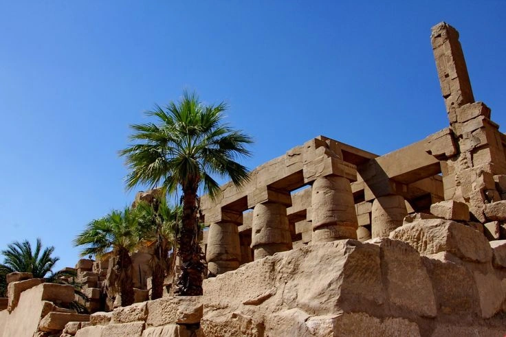 The Sekhmet statue Karnak chapel in near darkness, a single beam of daylight falling from a slot in the roof